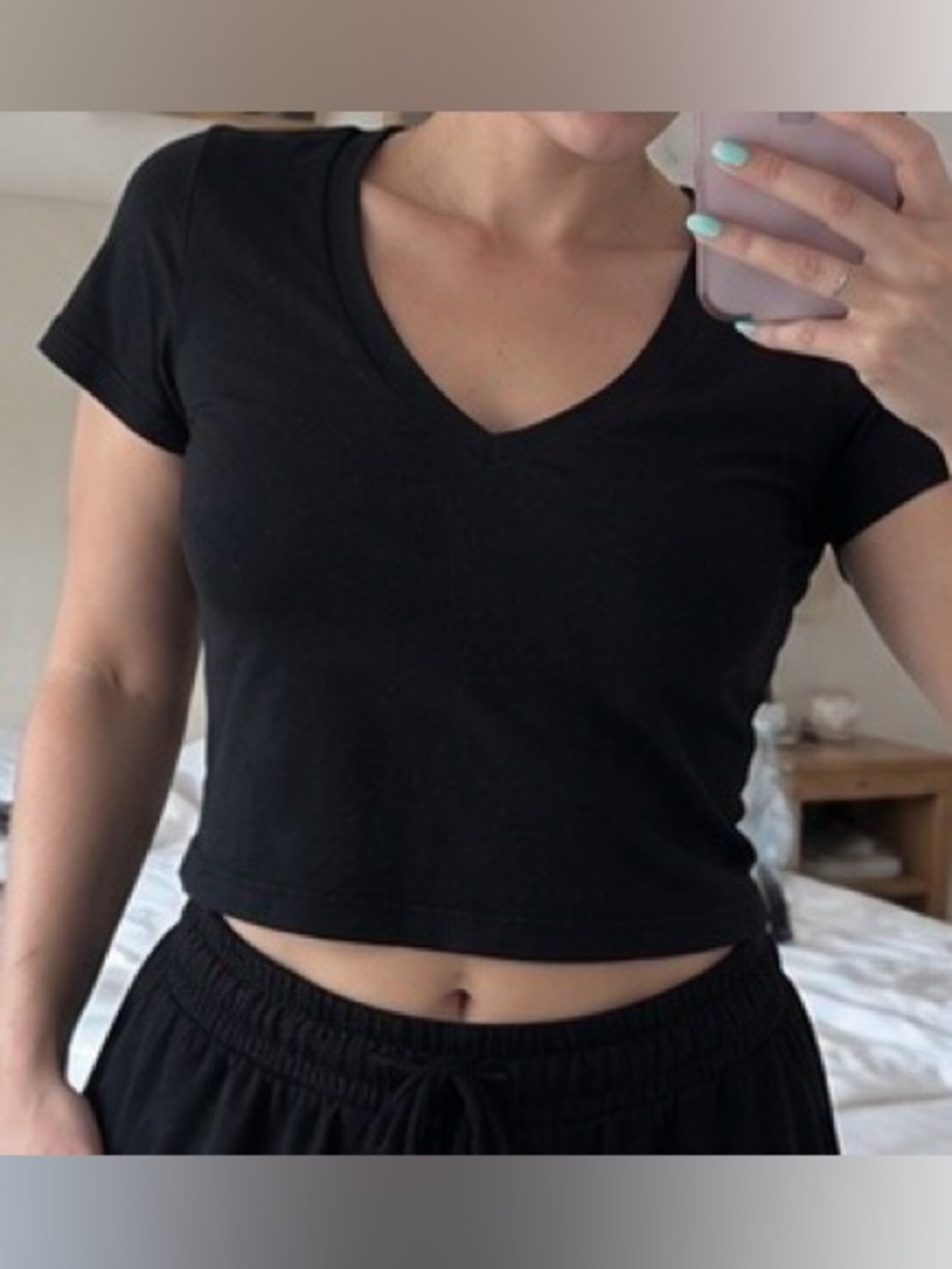 Wild Fable Black V-Neck Cropped T-Shirt – Size M